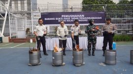 Kepala Rutan Kelas I Bandung, Komandan Kodim 0618-05 Kiaracondong Bandung beserta jajaran, Kapolsek Batununggal beserta jajaran, perwakilan Badan Narkotika Nasional (BNN) Kota Bandung, pejabat struktural, serta petugas terkait, saat melakukan pemusnahan barang bukti razia 