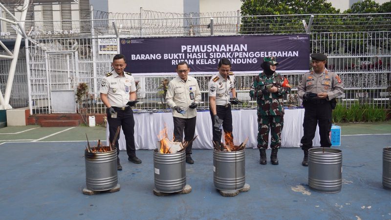 Kepala Rutan Kelas I Bandung, Komandan Kodim 0618-05 Kiaracondong Bandung beserta jajaran, Kapolsek Batununggal beserta jajaran, perwakilan Badan Narkotika Nasional (BNN) Kota Bandung, pejabat struktural, serta petugas terkait, saat melakukan pemusnahan barang bukti razia 