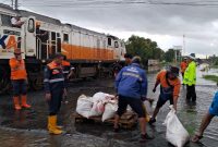 KAI Daop 2 Bandung batalkan perjalanan KA Ciremai dampak banjir di wilayah Daop 4 Semarang.