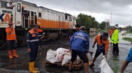 KAI Daop 2 Bandung batalkan perjalanan KA Ciremai dampak banjir di wilayah Daop 4 Semarang.