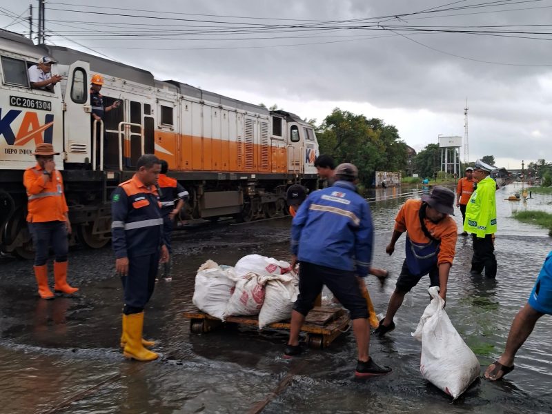 KAI Daop 2 Bandung batalkan perjalanan KA Ciremai dampak banjir di wilayah Daop 4 Semarang.