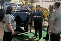 Kepala Divisi Pelayanan Hukum Kanwil Kemenkum Jawa Barat, Hemawati BR Pandia, bersama Analis Kekayaan Intelektual Ahli Madya dan jajaran Bidang Pelayanan Kekayaan Intelektual saat meninjau pabrik kopi Robusta Subang 