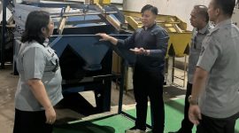 Kepala Divisi Pelayanan Hukum Kanwil Kemenkum Jawa Barat, Hemawati BR Pandia, bersama Analis Kekayaan Intelektual Ahli Madya dan jajaran Bidang Pelayanan Kekayaan Intelektual saat meninjau pabrik kopi Robusta Subang 