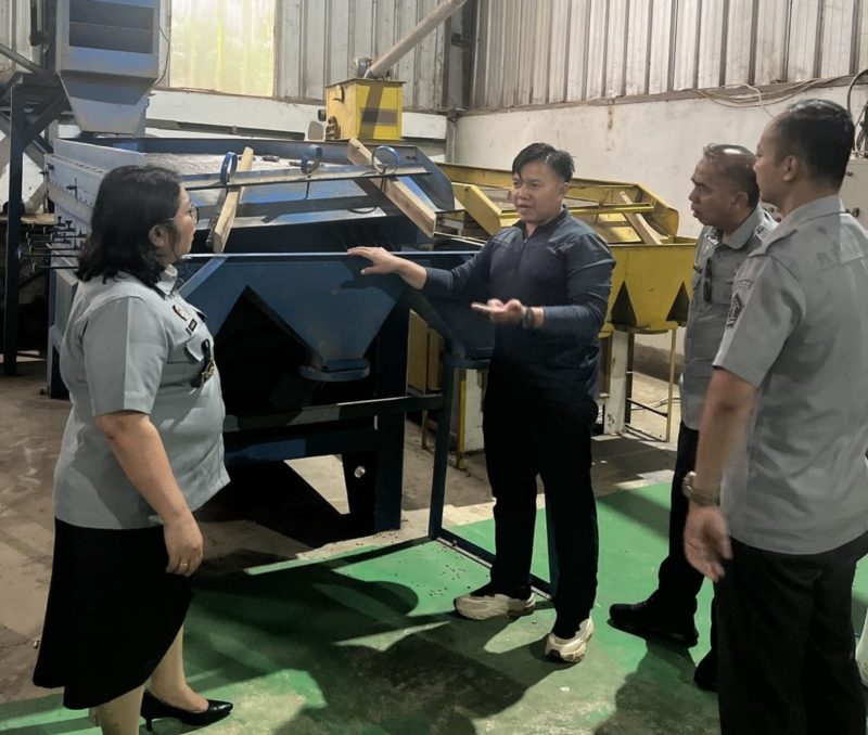 Kepala Divisi Pelayanan Hukum Kanwil Kemenkum Jawa Barat, Hemawati BR Pandia, bersama Analis Kekayaan Intelektual Ahli Madya dan jajaran Bidang Pelayanan Kekayaan Intelektual saat meninjau pabrik kopi Robusta Subang 