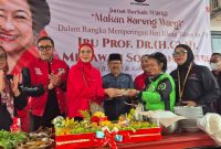 HUT ke-79 Megawati Soekarnoputri, PDI Perjuangan Jabar rayakan dengan 'Jumat Berkah Masagi' bersama wong cilik di Kota Bandung,Jumat (23/01/2026).