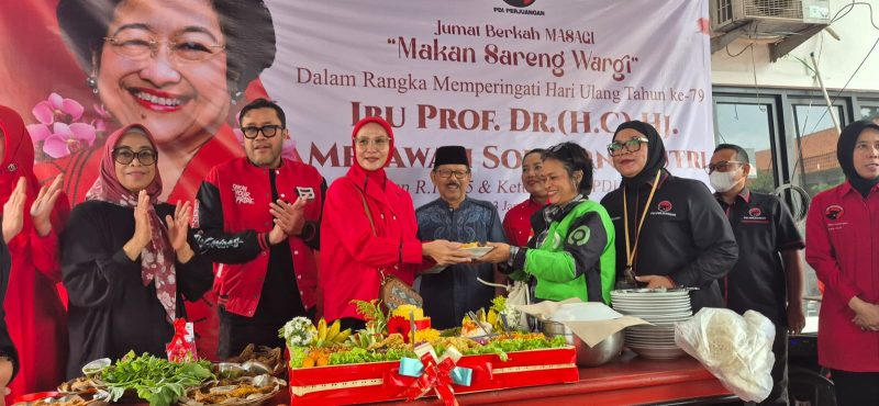 HUT ke-79 Megawati Soekarnoputri, PDI Perjuangan Jabar rayakan dengan 'Jumat Berkah Masagi' bersama wong cilik di Kota Bandung,Jumat (23/01/2026).