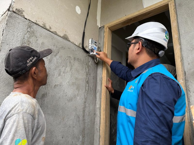 Melalui program Light Up The Dream, PLN memberikan sambungan listrik gratis kepada warga terdampak bencana longsor di Kecamatan Arjasari, Kabupaten Bandung, pada Jumat (23/1/2025).