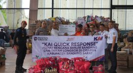 KAI Daop 2 Bandung salurkan bantuan TJSL bagi korban tanah longsor di Cisarua, Kabupaten Bandung Barat.