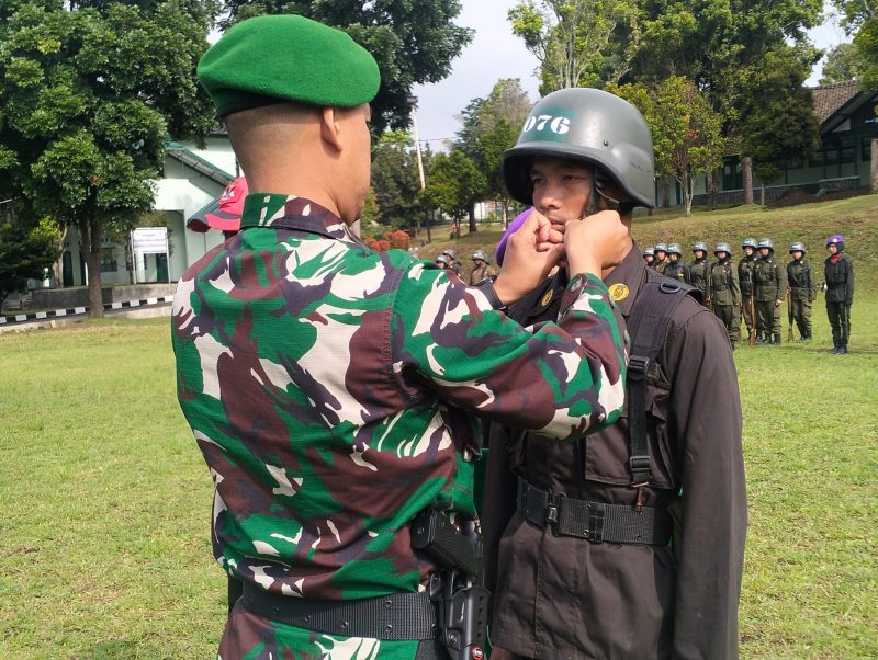 Ditempa disiplin,dirajut Kepedulian: 113 mahasiswa Jawa Barat menjalani pendidikan dasar bela negara Menwa Mahawarman.