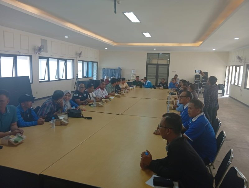 UMSK 2026 dinilai cacat hukum, buruh Jawa Barat siap gugat Gubernur dan mogok daerah.