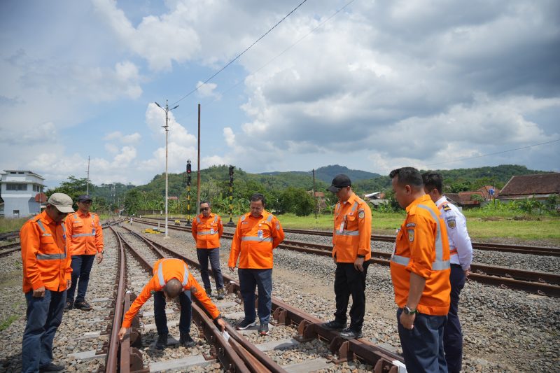 KAI Daop 2 Bandung pastikan keselamatan perjalanan dan pelayanan penumpang terjamin dengan baik.
