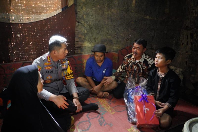 Mimpi Pak Enjang jadi yyata, Kapolresta Bandung bedah rumah tak layak huni di Arjasari.