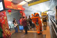 KAI Daop 2 Bandung semarakkan Imlek 2026 dengan dekorasi meriah dan atraksi barongsai,layani puluhan ribu penumpang selama long weekend.