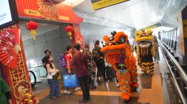 KAI Daop 2 Bandung semarakkan Imlek 2026 dengan dekorasi meriah dan atraksi barongsai,layani puluhan ribu penumpang selama long weekend.