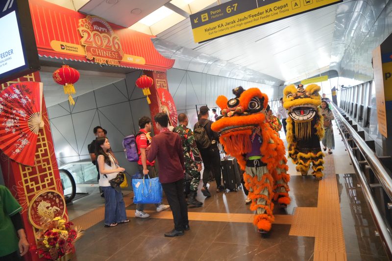 KAI Daop 2 Bandung semarakkan Imlek 2026 dengan dekorasi meriah dan atraksi barongsai,layani puluhan ribu penumpang selama long weekend.