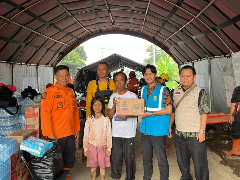 YBM PLN UP3 Majalaya salurkan bantuan sembako kepada warga terdampak banjir di Kp Bojong Keusik,Desa Bojong,Kec.Majalaya, kab.Bandung.
