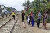 KAI Daop 2 Bandung tegas larang masyarakat beraktivitas di jalur rel saat Ramadan,langgar UU bisa terancam sanksi pidana.