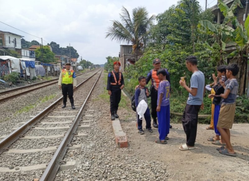 KAI Daop 2 Bandung tegas larang masyarakat beraktivitas di jalur rel saat Ramadan,langgar UU bisa terancam sanksi pidana.