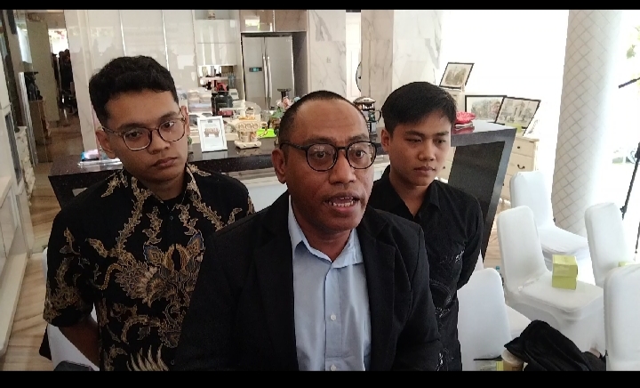 Tim kuasa hukum Bambang Lesmana dan Lusiana Mulianingsih menggelar konferensi pers di Bandung, Senin (9/2/2026).