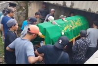 Warga RW 002 Kelurahan Cisaranten Kidul, Kec.Gedebage,saat mengantarkan jenazah menuju pemakaman umum.