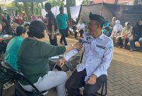 Kakanwil Kemenkumham Jabar Hasbullah Fudail saat melakukan pengobatan gratis berbasis HAM