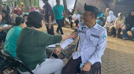 Kakanwil Kemenkumham Jabar Hasbullah Fudail saat melakukan pengobatan gratis berbasis HAM