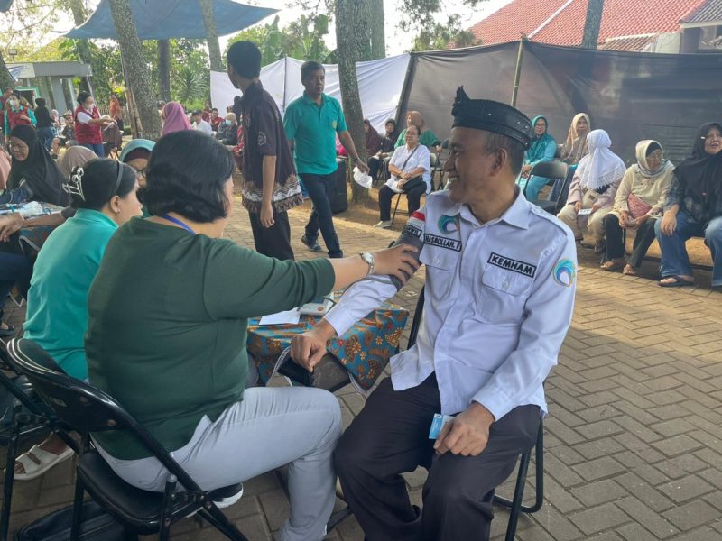 Kakanwil Kemenkumham Jabar Hasbullah Fudail saat melakukan pengobatan gratis berbasis HAM