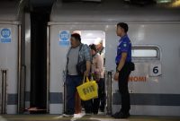 Empat KA jarak jauh Daop 2 Bandung jadi primadona mudik dan balik lebaran 2026, okupansi tembus lebih dari 100 persen.