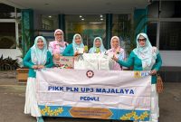 Srikandi dan PIKK PLN UP3 Majalaya tebar berkah Ramadan lewat aksi berbagi takjil.