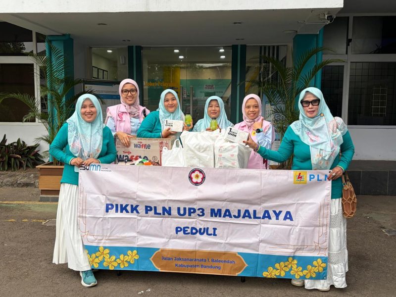 Srikandi dan PIKK PLN UP3 Majalaya tebar berkah Ramadan lewat aksi berbagi takjil.