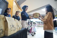 KAI Daop 2 Bandung bagikan takjil gratis untuk penumpang KA jarak jauh selama masa angkutan lebaran 2026.