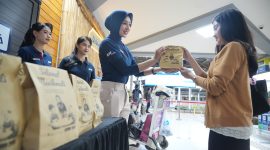 KAI Daop 2 Bandung bagikan takjil gratis untuk penumpang KA jarak jauh selama masa angkutan lebaran 2026.