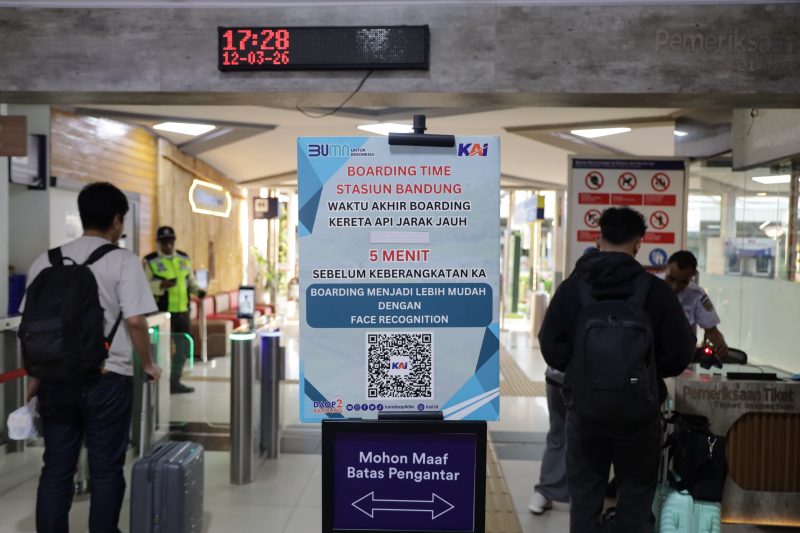 KAI Daop 2 Bandung ingatkan pelanggan datang lebih awal,
khusus stasiun Bandung, Kiaracondong, dan Cimahi boarding ditutup 5 menit sebelum keberangkatan.