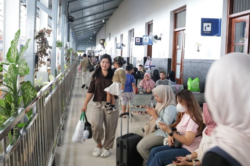 Suasana pada H-5 Lebaran 2026 di stasiun Tasikmalaya.