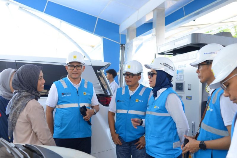 Menjelang arus mudik Idulfitri 1447 Hijriah, Direktur Distribusi PT PLN (Persero), Arsyadany Ghana Akmalaputri, melakukan peninjauan langsung kesiapan Stasiun Pengisian Kendaraan Listrik Umum (SPKLU) di jalur Tol Trans Jawa, tepatnya di Rest Area KM 102A dan Rest Area KM 228A pada Senin (16/3).