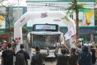 Pemimpin Wilayah Pegadaian Kanwil X Jawa Barat, Eko Supriyanto, melepas pemberangkatan Bus mudik gratis yang di sediakan untuk masyarakat 