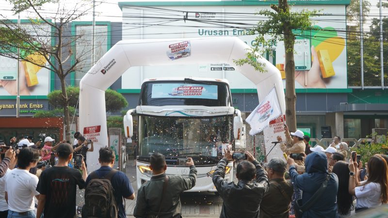 Pemimpin Wilayah Pegadaian Kanwil X Jawa Barat, Eko Supriyanto, melepas pemberangkatan Bus mudik gratis yang di sediakan untuk masyarakat 