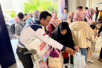 165 relawan dari komunitas Railfans dan Pramuka tinggalkan libur lebaran, memilih layani pelanggan di wilayah KAI Daop 2 Bandung.