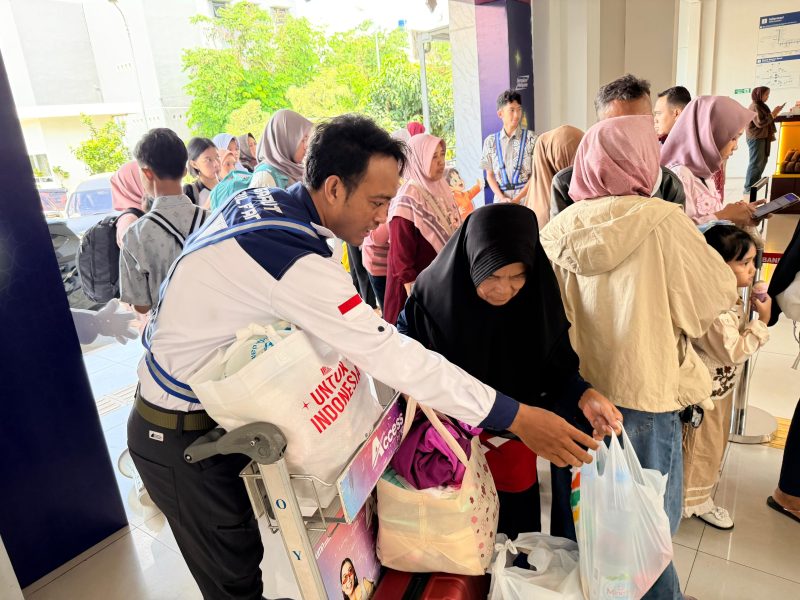 165 relawan dari komunitas Railfans dan Pramuka tinggalkan libur lebaran, memilih layani pelanggan di wilayah KAI Daop 2 Bandung.