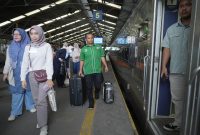 Dibalik ramainya angkutan lebaran 2026, Rlratusan porter hadir berikan kenyamanan di wilayah Daop 2 Bandung.