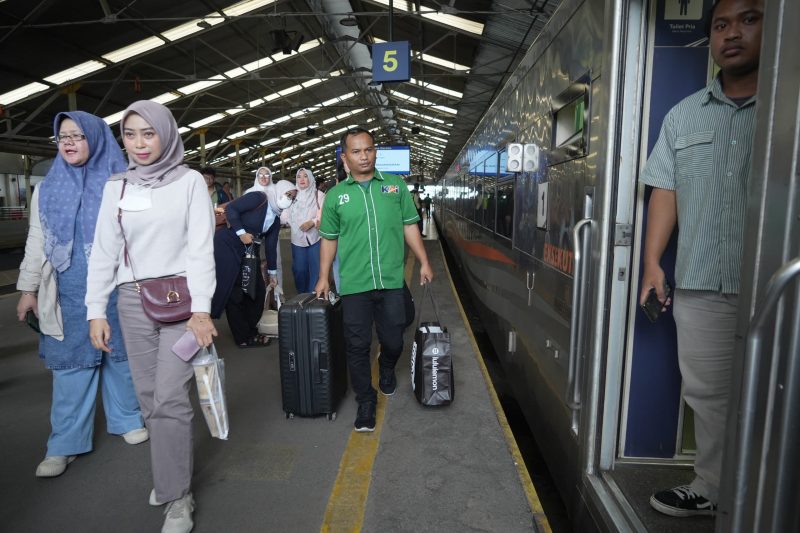 Dibalik ramainya angkutan lebaran 2026, Rlratusan porter hadir berikan kenyamanan di wilayah Daop 2 Bandung.