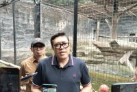 Ono Surono, Ketua DPD PDIP Jawa Barat saat meninjau Bandung Zoo.