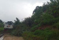 KA Ciremai tertahan longsor di petak jalan Maswati - Sasaksaat, KAI Daop 2 Bandung sampaikan permohonan maaf dan kerahka tim tanggap darurat.