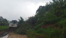 KA Ciremai tertahan longsor di petak jalan Maswati - Sasaksaat, KAI Daop 2 Bandung sampaikan permohonan maaf dan kerahka tim tanggap darurat.