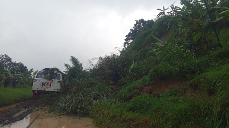 KA Ciremai tertahan longsor di petak jalan Maswati - Sasaksaat, KAI Daop 2 Bandung sampaikan permohonan maaf dan kerahka tim tanggap darurat.