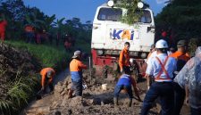 Daop 2 Bandung Pastikan Penumpang dan Crew KA Ciremai Selamat Paska Tertahan Longsor di Petak Maswati-sasak saat.