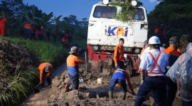 Daop 2 Bandung Pastikan Penumpang dan Crew KA Ciremai Selamat Paska Tertahan Longsor di Petak Maswati-sasak saat.