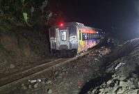 Evakuasi selesai, jalur kereta Maswati- Sasaksaat kembali dapat dilalui.