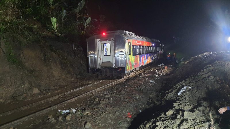 Evakuasi selesai, jalur kereta Maswati- Sasaksaat kembali dapat dilalui.
