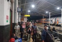 Perjalanan KA Siliwangi tertahan akibat genangan air di petak jalan Cianjur - Cibeber .